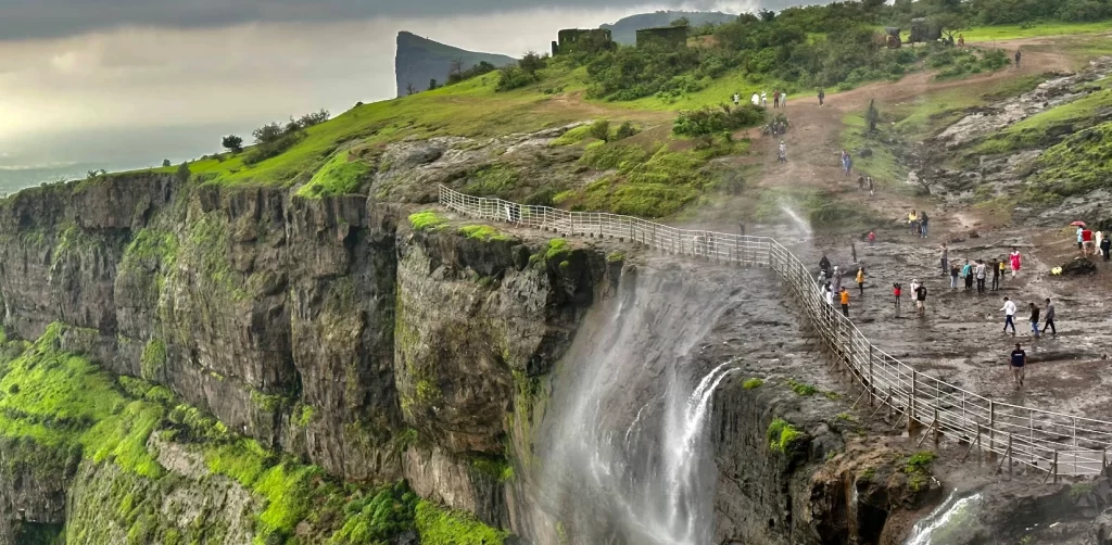 Reverse-Waterfall-Hill-Station-Naneghat-Naneghat-Pune