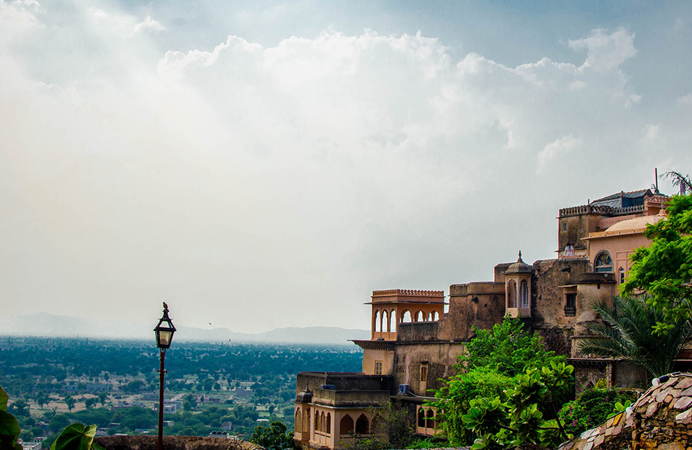 Weekend getaway from Delhi on a budget : bus travel through North India highways toward hill stations and heritage cities under Rs 5000